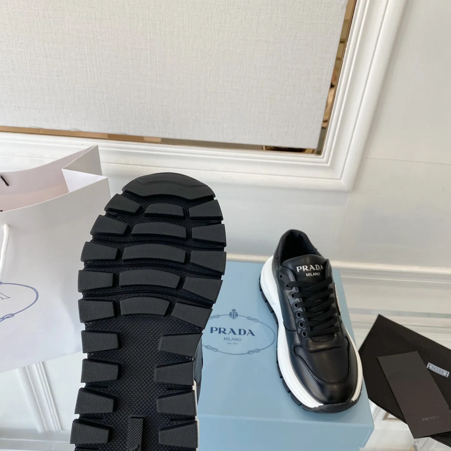 👟👟Ex-factory price 580👟👟 PRADA ²⁰²4 𝐬𝐬Prada’s new product comes with strength! ❣️Many Internet celebrities have the same style, fashionable and versatile nice items, original shoes are developed and purchased from Italian counters, and are reproduced 1:1 according to the original taste. This year’s theme is not to be defined, embodying texture through simplicity💛From thick-soled sneakers to zigzag short boots to 2024 flat shoes, everything reveals a sure-fire momentum...combining gentleness and handsomeness, the finishing touch for women❤️ The top-grade open-edge beaded cowhide with imported cowhide triangle logo is consistent with the original version, the wear-resistant and ultra-light two-color outsole, and the sheepskin lining are breathable and comfortable. ⚛Size: Women's 34-40 ⚛Size: Men's 39-45 Original packaging accessories. ⚛